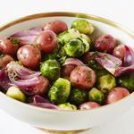 Honigglasierte Rosenkohlsprossen und Kartoffeln