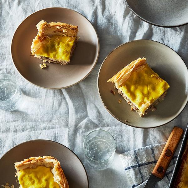 Wie man serbisches Börek mit Fleisch zubereitet