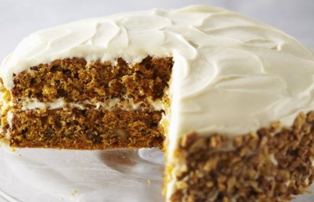 Wie man Karottenkuchen mit Frischkäse-Frosting zubereitet