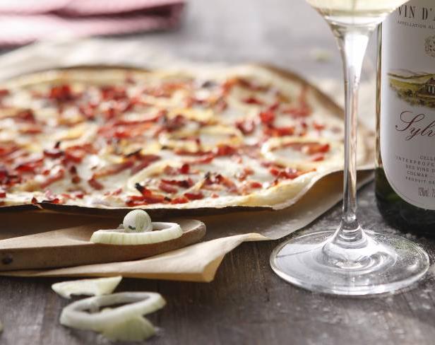 Zubereitung - Flammkuchen mit Sauerrahm, Speck und Zwiebeln