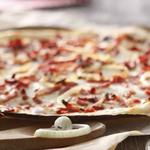 Flammkuchen mit Sauerrahm, Speck und Zwiebelgarnitur