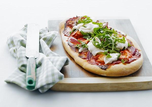 Zubereitung - Dinkel-Fladenbrot mit Sauerrahm, Pilzen und Schinkenbelag