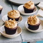 Schokoladen-Cupcakes mit Erdnussbutter-Frosting