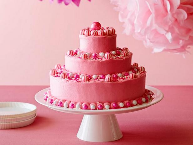 Come preparare una torta di compleanno con glassa al burro rosa acceso