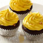 Lebkuchen-Cupcakes mit Buttercreme-Glasur und karamellisierter Mango