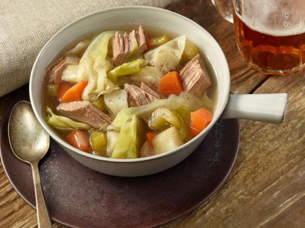 Wie man Corned Beef mit Kohl zubereitet