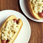 Hotdogs mit Makkaroni und Käse