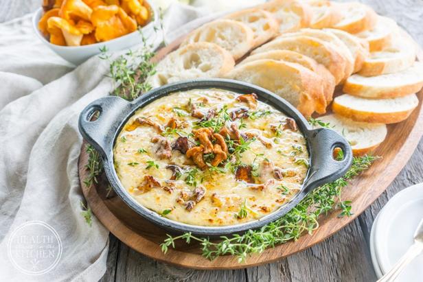 Wie man Käsefondue mit Knoblauch und Pilzen zubereitet