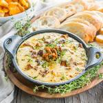 Käsefondue mit Knoblauch und Pilzen