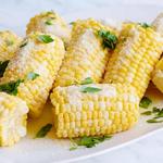 Gekochter Maiskolben mit Parmesan