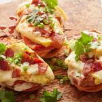 Heiße Molletes-Sandwiches mit Spiegeleiern und Speck