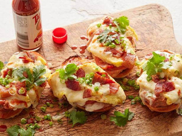 So bereiten Sie heiße Molletes-Sandwiches mit Rührei und Speck zu