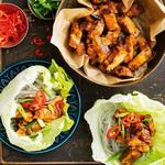 Schweinefleisch nach asiatischer Art in Salatschüsseln