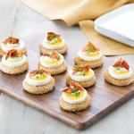 Mini-Crostini mit Ei und Speck