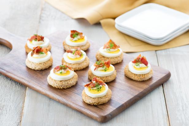 Wie man Mini-Crostini mit Ei und Speck zubereitet