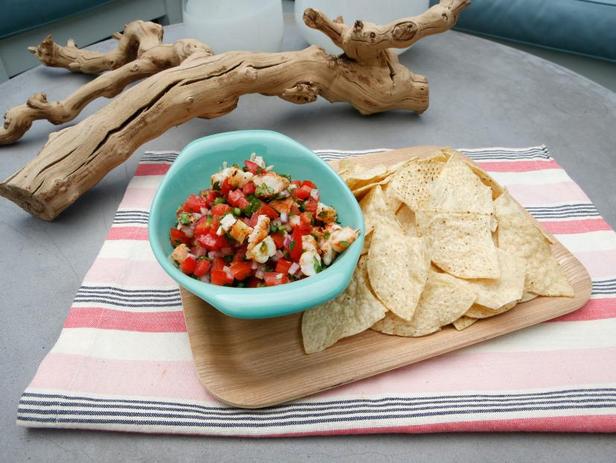 Wie man Pico de Gallo mit Garnelen zubereitet