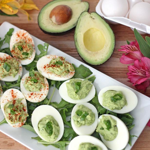 Wie man gefüllte Eier mit Avocado zubereitet