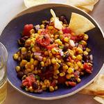Salsa aus geröstetem Mais und Bohnen mit ofengebackenen Maischips