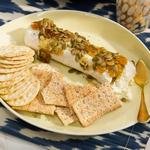 Ziegenkäserolle mit Feigen und Kürbiskernen