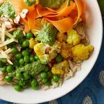 طبق أرز بني مع قرنبيط مشوي وصلصة تشاتني خضراء