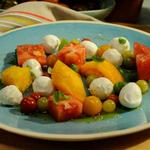 Caprese mit Tomaten und Bocconcini-Mozzarella