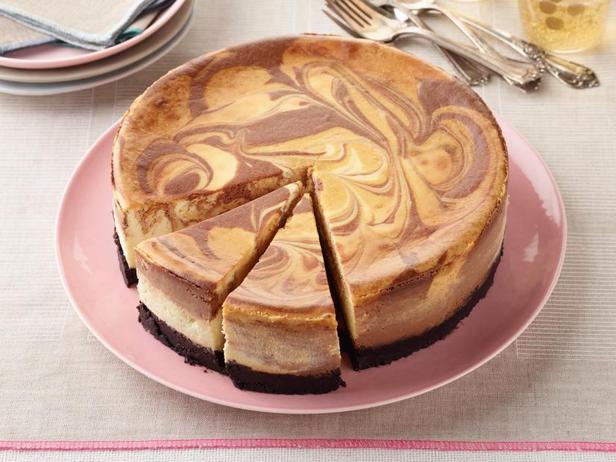 Wie man einen Marmor-Käsekuchen mit Schokoladen-Toffee zubereitet