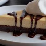 Käsekuchen mit Brownie-Boden