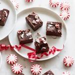 Schnelles und einfaches Schokoladenmilch-Toffee mit Minzbonbons