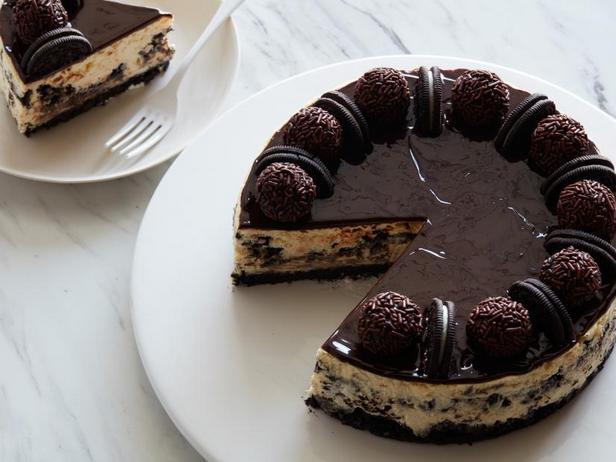 Come preparare una cheesecake Oreo con glassa al cioccolato