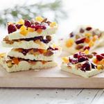 Weiße Schokoladentafel mit ganzen Pistazien, getrockneten Cranberries und getrockneten Aprikosen
