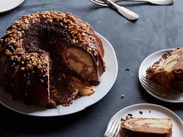 So backen Sie einen Schokoladen-Erdnussbutterkuchen mit flüssigem Kern