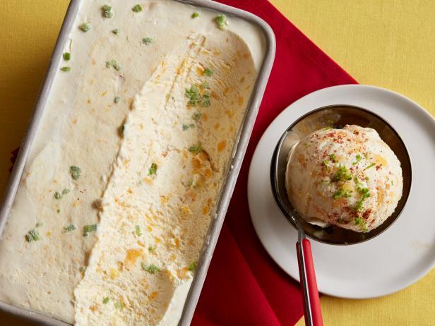 Wie man Mango-Chili-Eiscreme ohne Eismaschine zubereitet