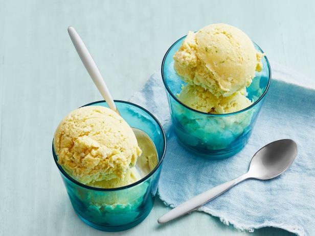 Wie man Mango-, Kokosnuss- und Limetteneis ohne Eismaschine zubereitet