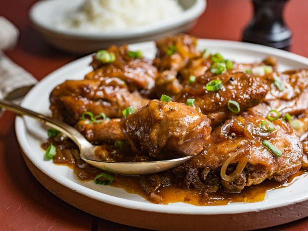 Ein Foto des Gerichts – Hühnchen-Adobo aus dem Schongarer