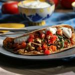 Fajita mit Gemüse und Eiern zum Frühstück