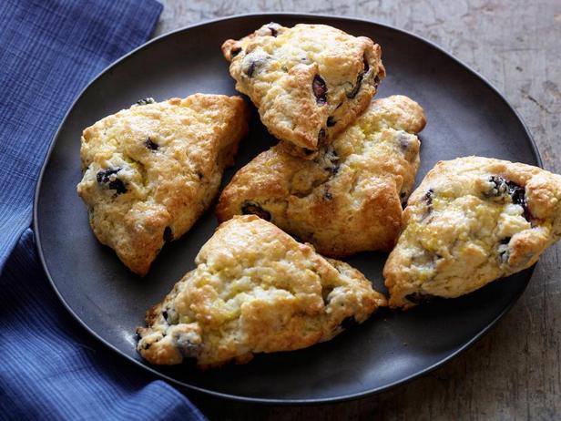 Foto des Gerichts – Blaubeer-Scones mit Zitronenglasur