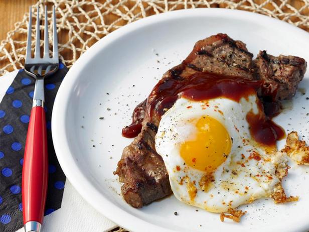 Foto des Gerichts – Gegrilltes Steak und Eier mit Bier-Sirup-Sauce