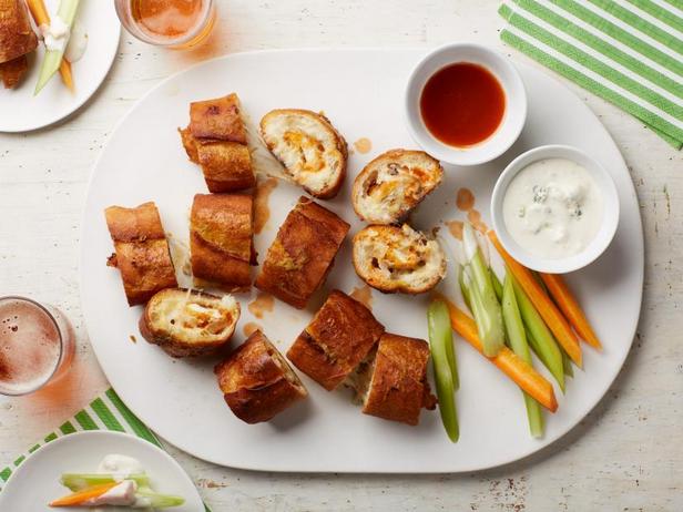 Come preparare il pane all'aglio con ripieno di pollo alla Buffalo