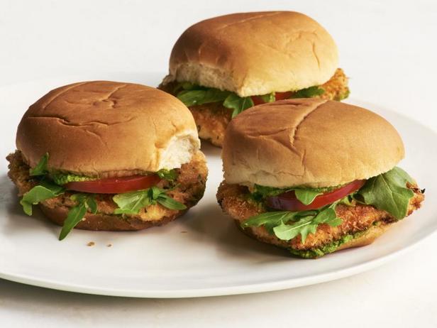 So bereiten Sie Chicken Milanese Slider Sandwiches zu