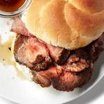 Rindfleisch aus dem Schmortopf auf einem süßen Brötchen