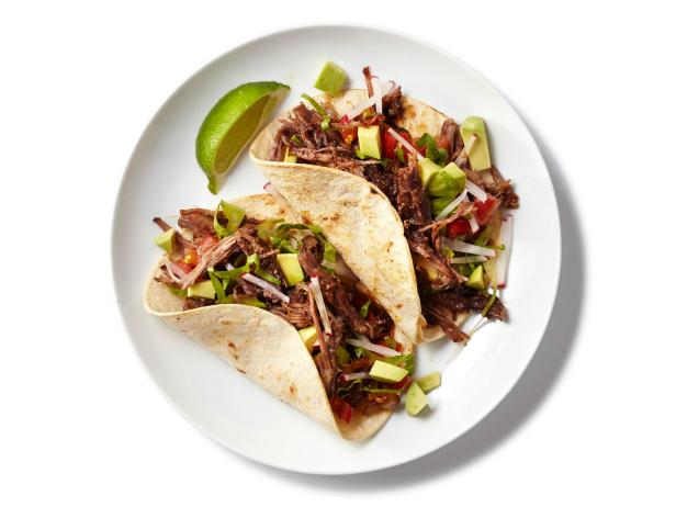 So bereiten Sie geschmorte Rindfleisch-Tacos mit Salsa Verde aus dem Slow Cooker zu