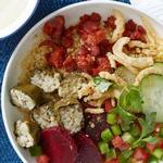 Hirse-Schüssel mit Dolma und Hummus-Sauce
