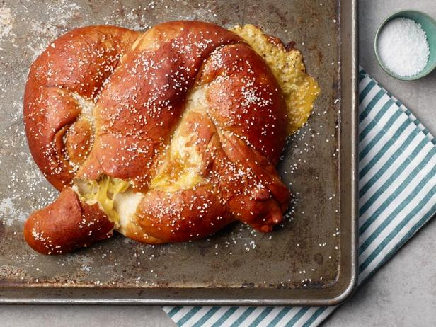 Foto des Gerichts – Große Brezel mit Käse und Paprika