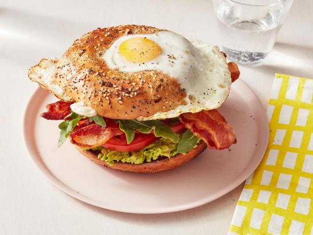 Ein Foto des Gerichts – California BLT „Egg in a Hole“-Sandwich