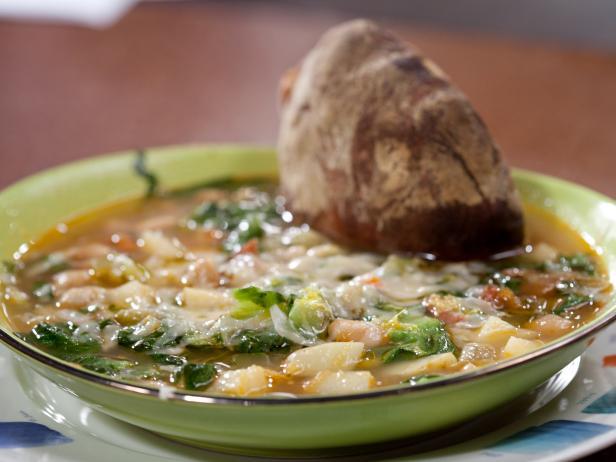 Zubereitung – Herzhafte und gesunde Minestrone mit drei Hülsenfruchtsorten