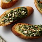 Crostini mit Spinat und Mandeln