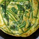 Frittata mit frühen Salaten und Spargel