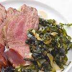 Zartes Steak mit würziger Kruste und geschmortem Grünkohl als Beilage