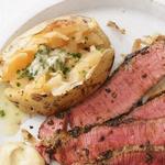 Rinderlende mit provenzalischer Kräuterkruste und Ofenkartoffel als Beilage