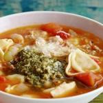 شوربة الفاصوليا مع الزلابية الإيطالية وصلصة خضراء